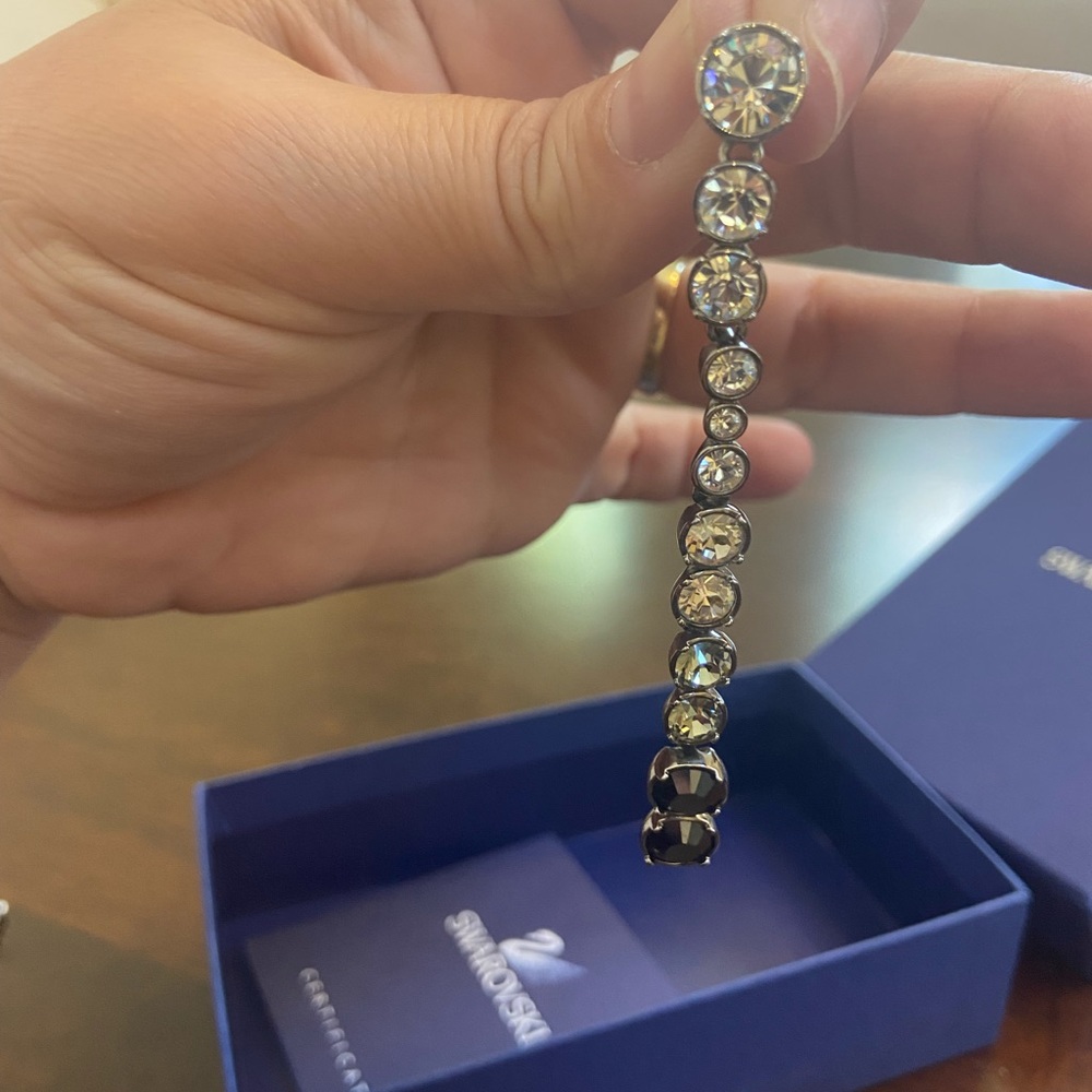 Swarovski hot Montana earrings - Picture 8 of 13